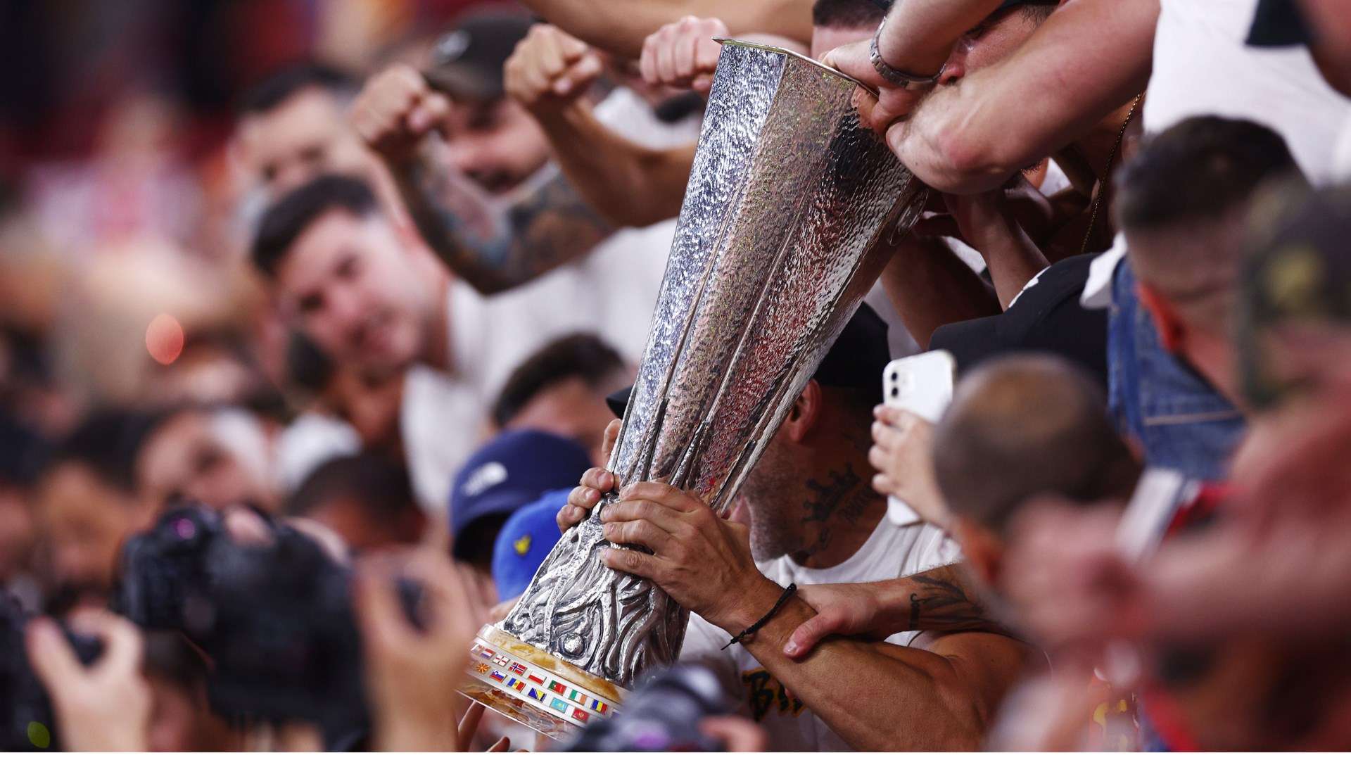 中超收官：海港蝉联冠军武磊摘金靴，梅州南通遗憾降级